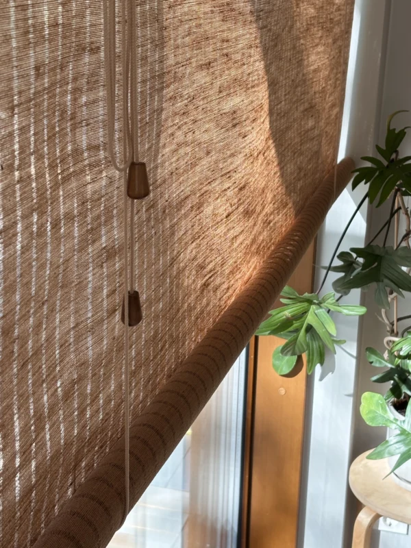 💚Warm brown plant💚 Our Warm brown plant roller blind with a cord pull, in the home of @linneasinterior👌🏼 The roller blin…