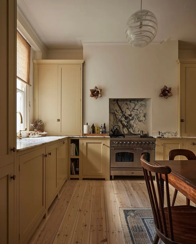 💚Brown plant striped💚 Such a lovely butter yellow coloured Shaker kitchen from @devolkitchens with our Brown plant strip…